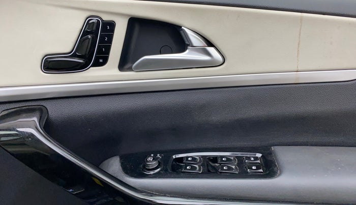 2022 Mahindra XUV700 AX 7 LUXURY D AT 7 STR, Diesel, Automatic, 30,189 km, Driver Side Door Panels Control