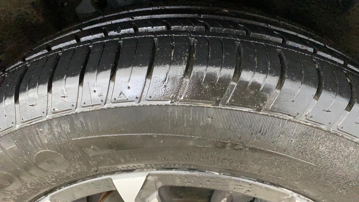 2022 Mahindra XUV700 AX 7 LUXURY D AT 7 STR, Diesel, Automatic, 1,234 km, Right Front Tyre Tread
