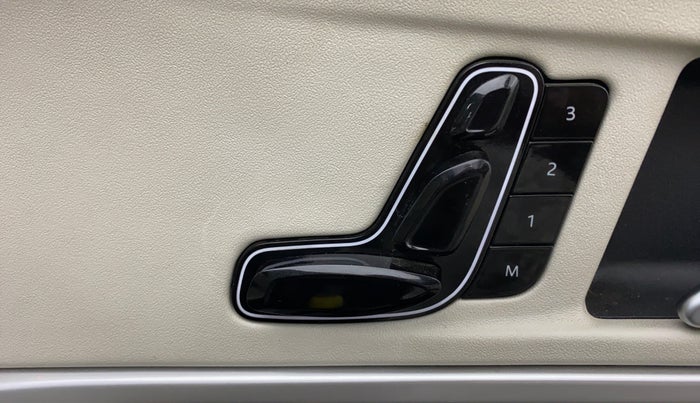 2022 Mahindra XUV700 AX 7 LUXURY D AT 7 STR, Diesel, Automatic, 30,189 km, Driver Side Adjustment Panel