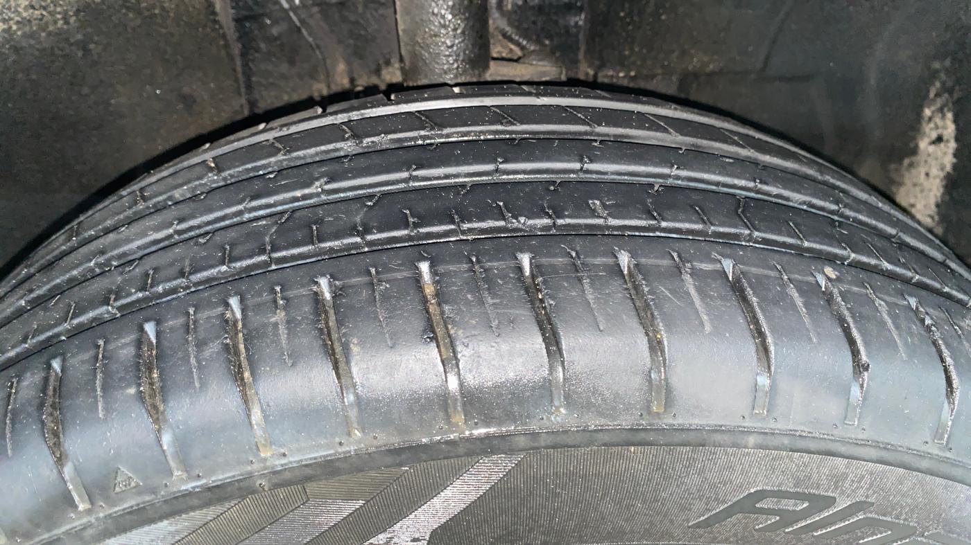 2022 Tata PUNCH ACCOMPLISHED MT, Petrol, Manual, 33,838 km, Right Front Tyre Tread