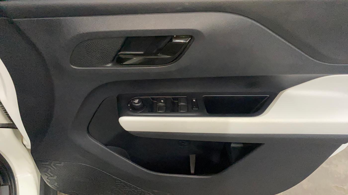 2022 Tata PUNCH ACCOMPLISHED MT, Petrol, Manual, 33,838 km, Driver Side Door Panels Control