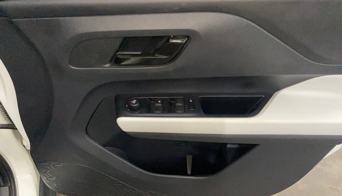 2022 Tata PUNCH ACCOMPLISHED MT, Petrol, Manual, 33,712 km, Driver Side Door Panels Control