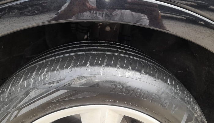 2018 Audi Q7 45 TDI PREMIUM, Diesel, Automatic, 1,02,720 km, Right Front Tyre Tread