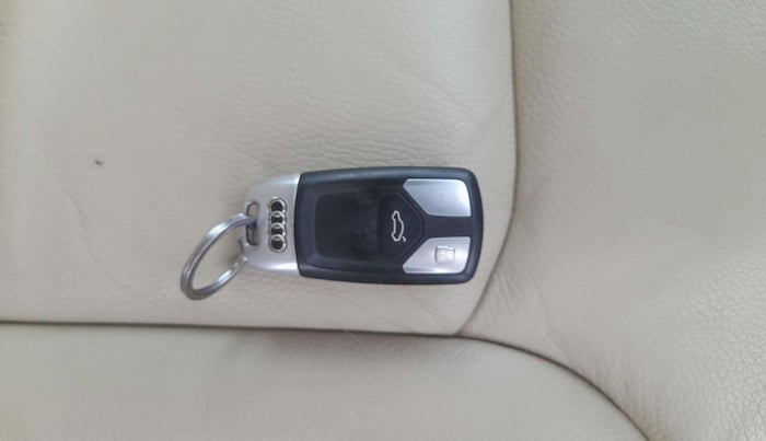 2018 Audi Q7 45 TDI PREMIUM, Diesel, Automatic, 1,02,720 km, Key Close Up