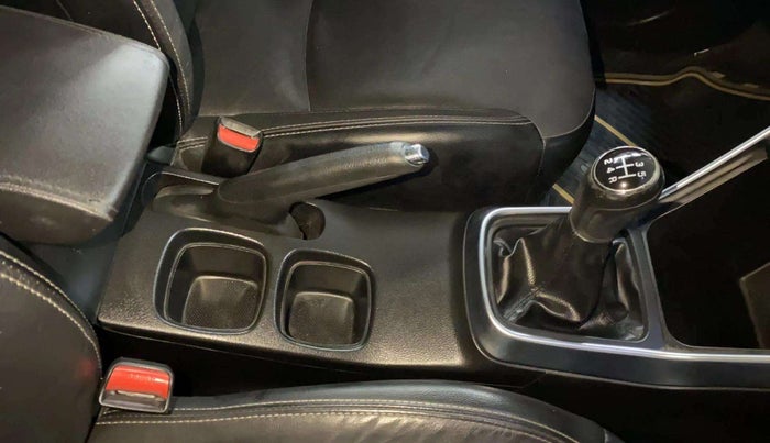 2017 Maruti S Cross ALPHA 1.3, Diesel, Manual, 97,171 km, Gear Lever