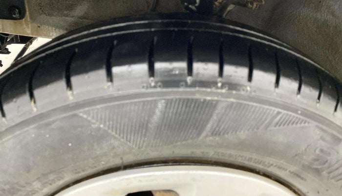2012 Hyundai i10 MAGNA 1.2, CNG, Manual, 85,013 km, Left Front Tyre Tread
