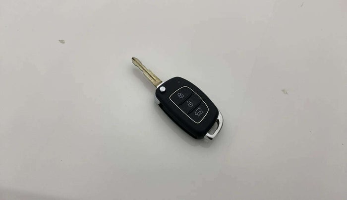 2021 Hyundai VENUE S+ 1.2, Petrol, Manual, 32,136 km, Key Close Up