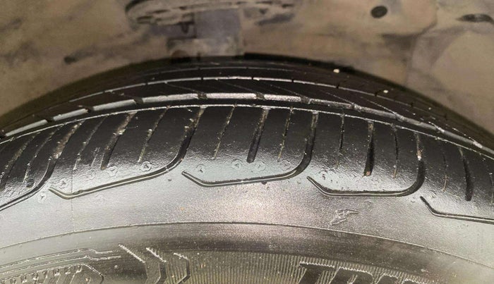 2017 Maruti Ciaz ZXI+ AT, Petrol, Automatic, 56,854 km, Right Front Tyre Tread
