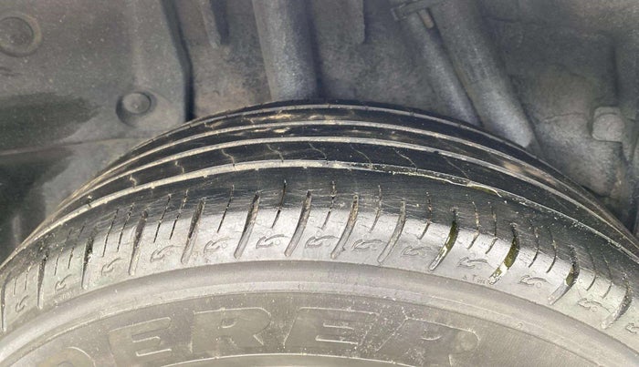 2014 Nissan Terrano XL D PLUS, Diesel, Manual, 1,24,247 km, Right Rear Tyre Tread