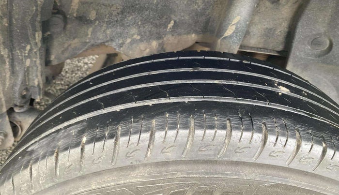 2014 Nissan Terrano XL D PLUS, Diesel, Manual, 1,24,247 km, Left Rear Tyre Tread