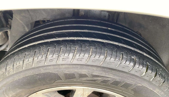 2014 Nissan Terrano XL D PLUS, Diesel, Manual, 1,24,247 km, Left Front Tyre Tread