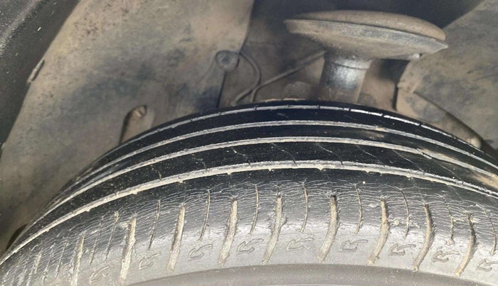 2014 Nissan Terrano XL D PLUS, Diesel, Manual, 1,24,247 km, Right Front Tyre Tread