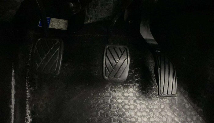 2022 Maruti Vitara Brezza LXI, Petrol, Manual, 71,081 km, Pedals