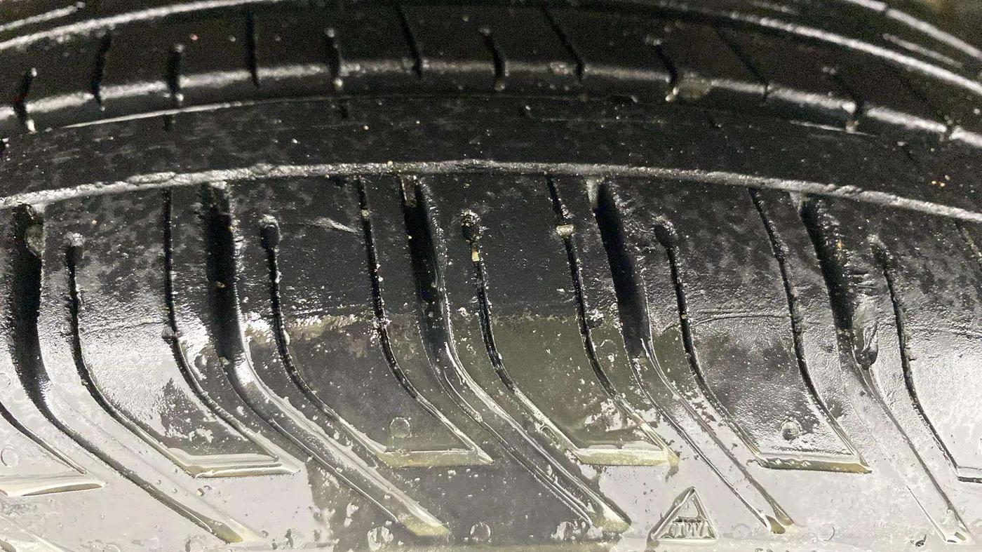 2021 Mahindra XUV300 W8 (O) 1.2 PETROL AMT, Petrol, Automatic, 65,691 km, Left Front Tyre Tread