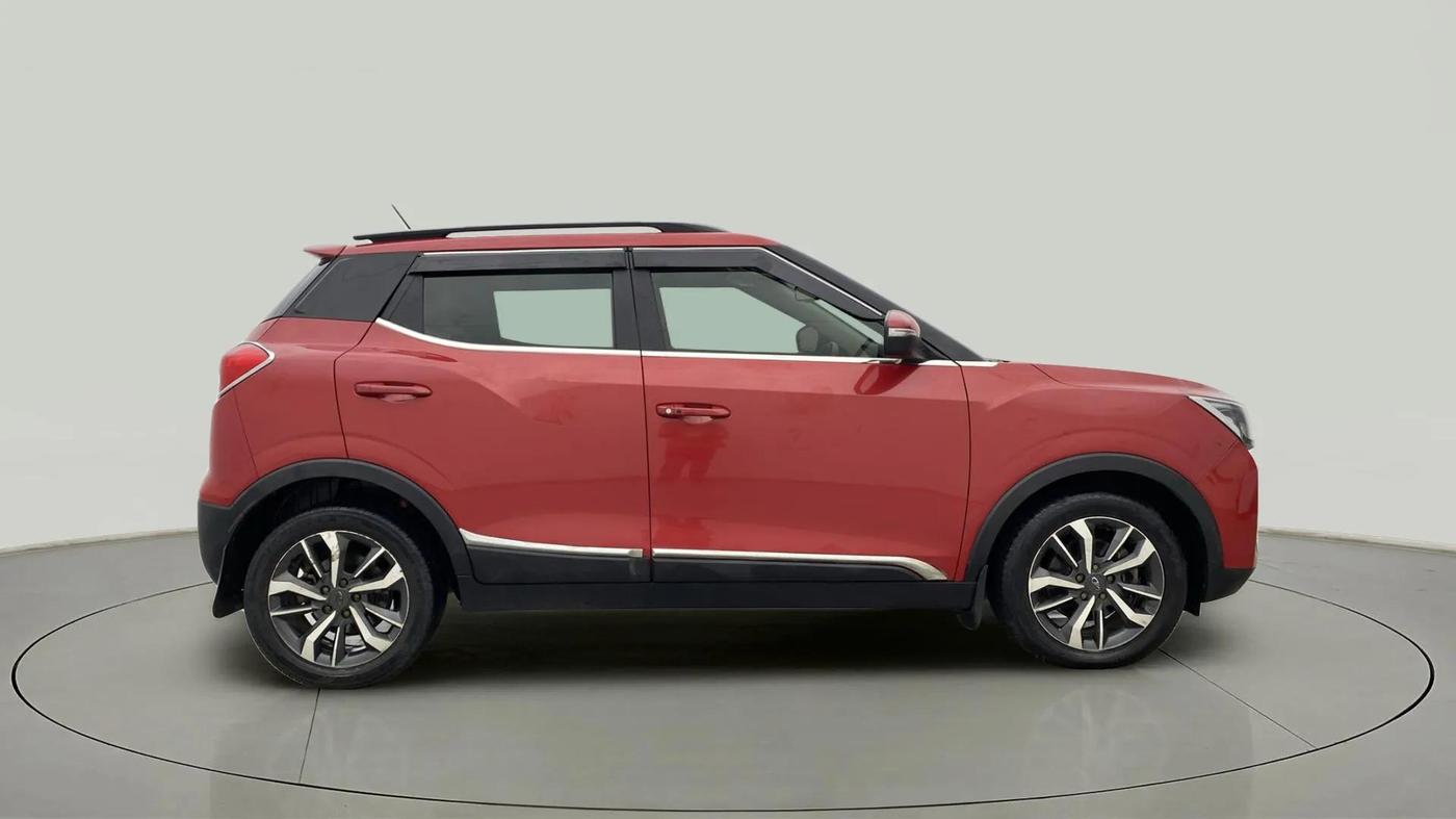 2021 Mahindra XUV300 W8 (O) 1.2 PETROL AMT, Petrol, Automatic, 65,691 km, Right Side View