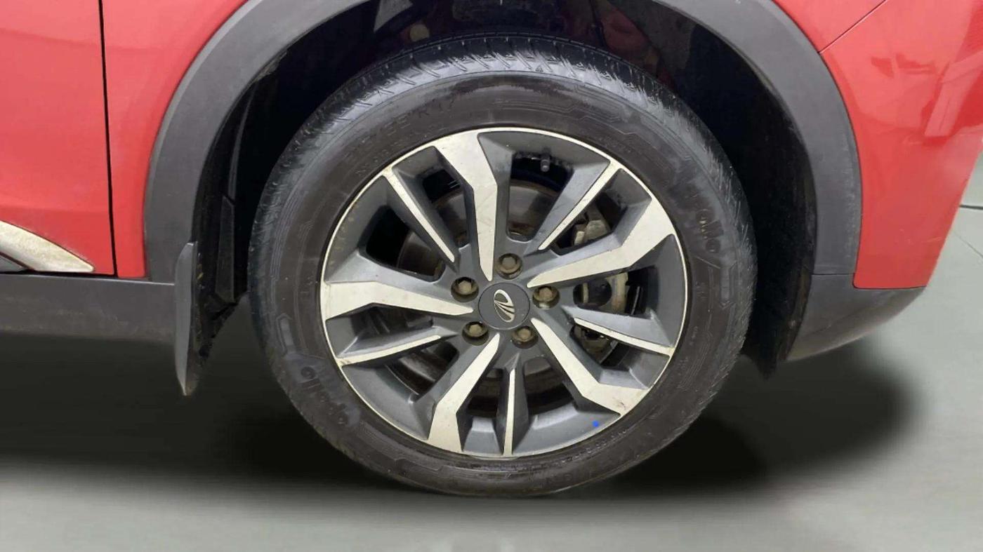 2021 Mahindra XUV300 W8 (O) 1.2 PETROL AMT, Petrol, Automatic, 65,691 km, Right Front Wheel