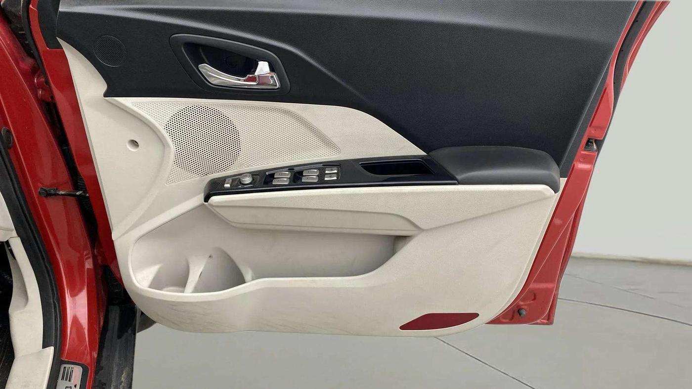 2021 Mahindra XUV300 W8 (O) 1.2 PETROL AMT, Petrol, Automatic, 65,691 km, Driver Side Door Panels Control