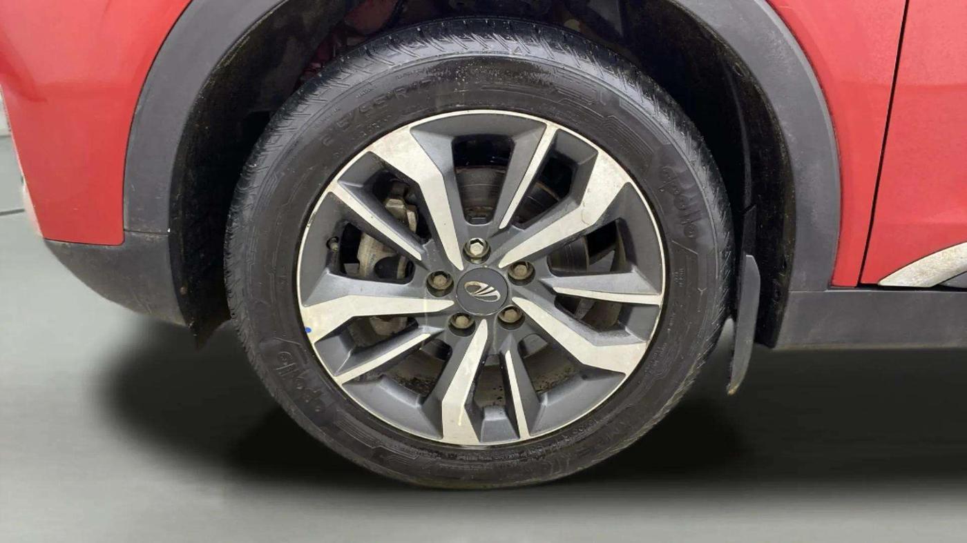 2021 Mahindra XUV300 W8 (O) 1.2 PETROL AMT, Petrol, Automatic, 65,691 km, Left Front Wheel