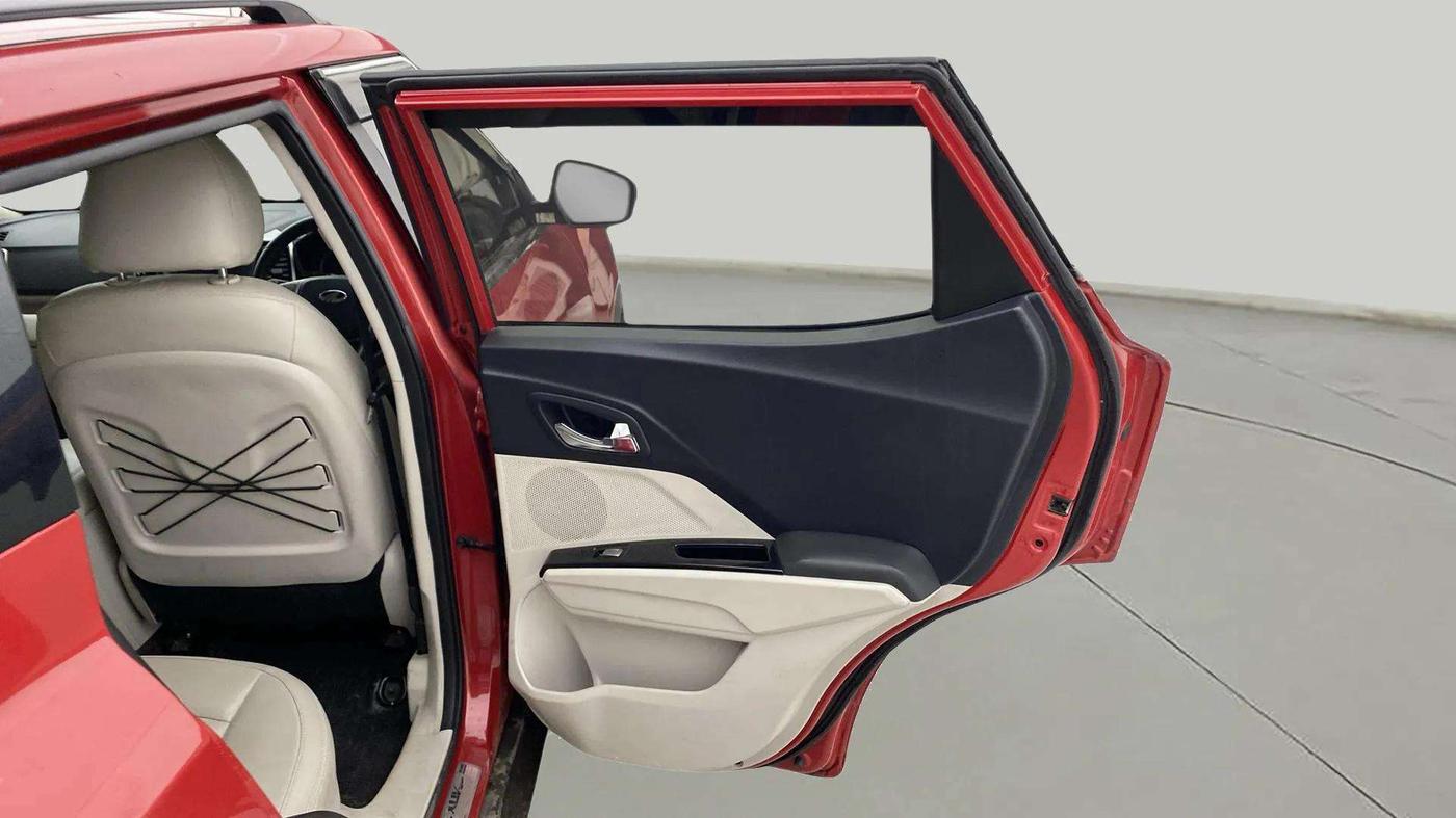 2021 Mahindra XUV300 W8 (O) 1.2 PETROL AMT, Petrol, Automatic, 65,691 km, RHS Rear Door