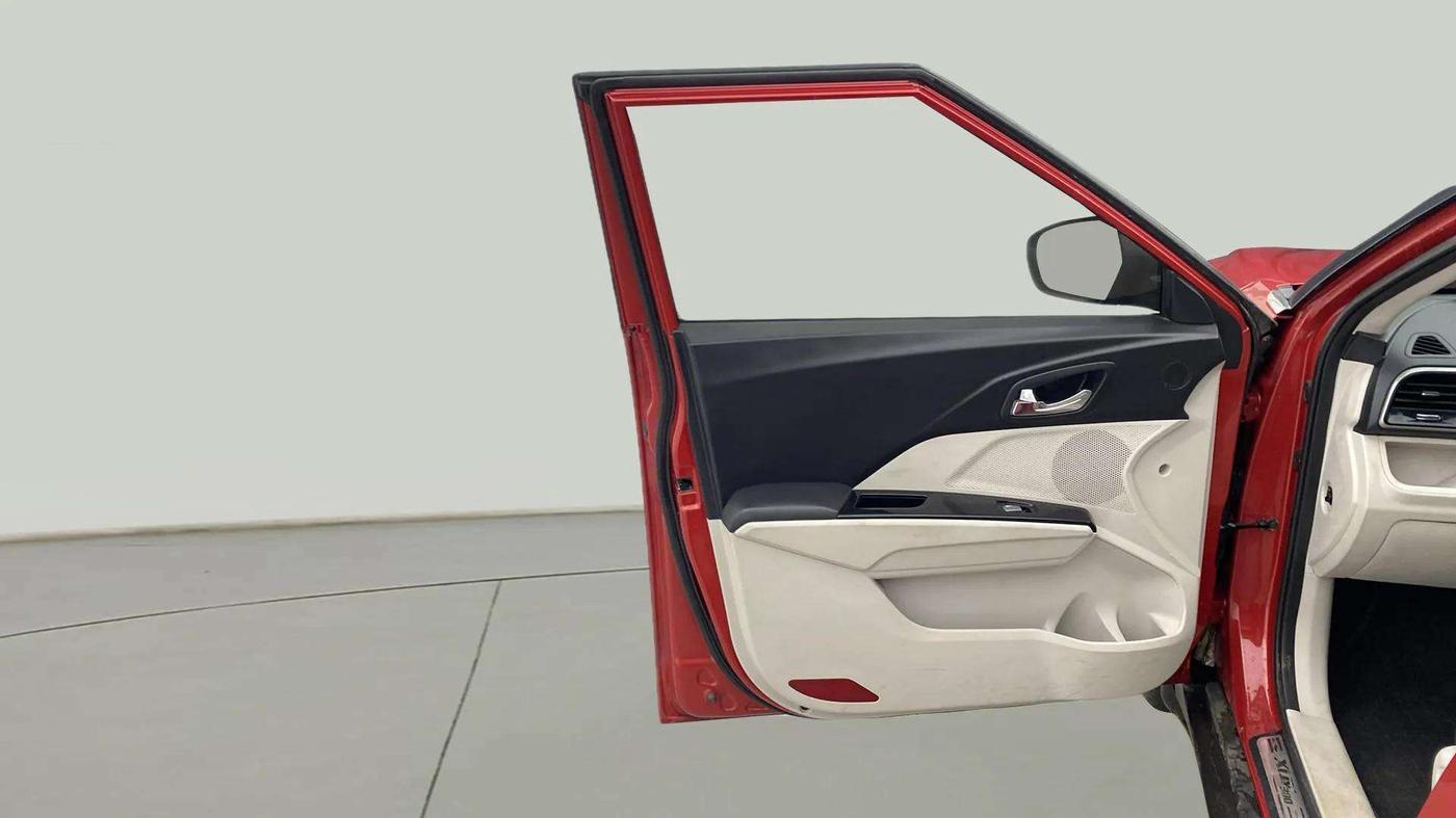 2021 Mahindra XUV300 W8 (O) 1.2 PETROL AMT, Petrol, Automatic, 65,691 km, LHS Front Door