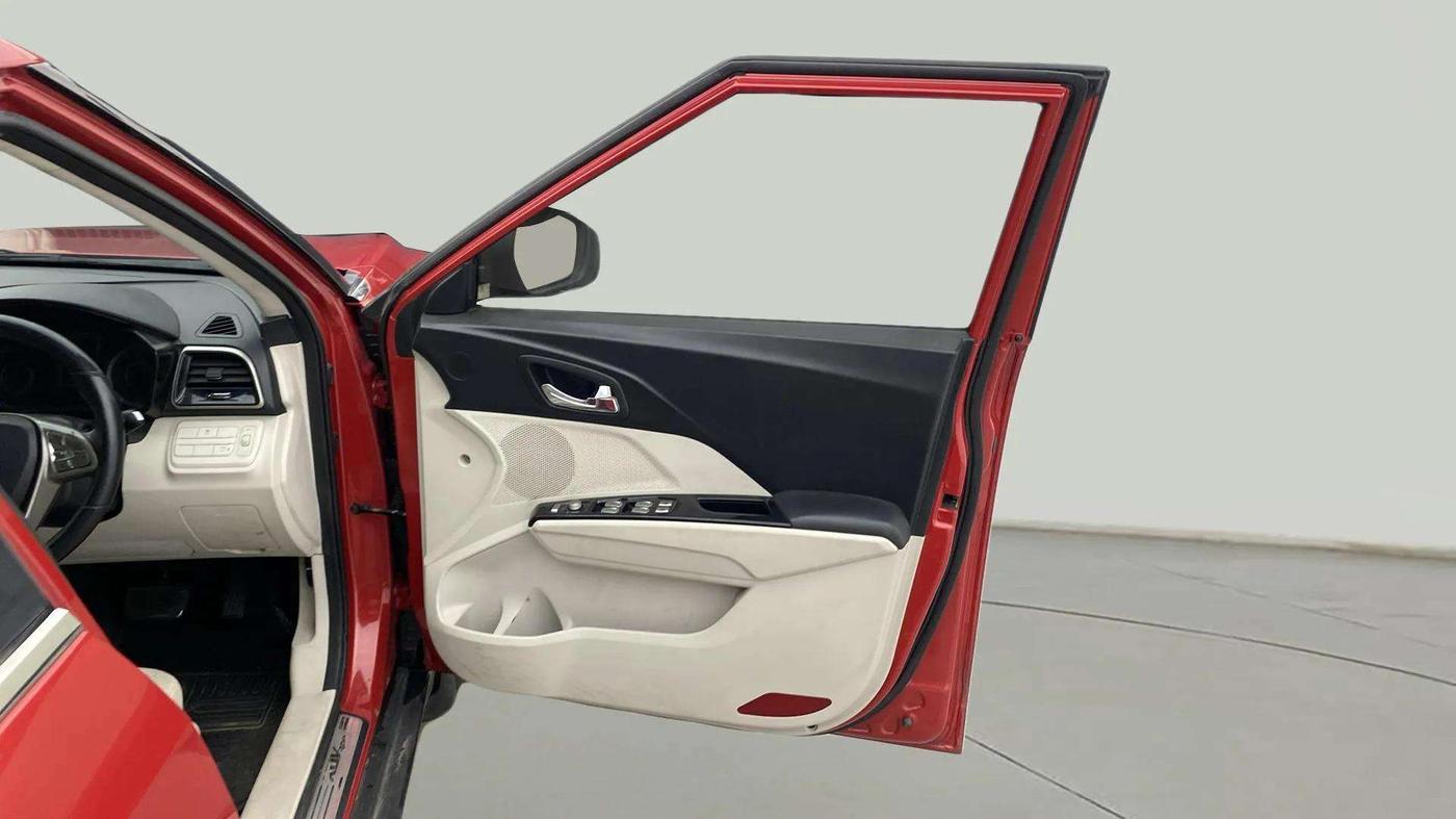 2021 Mahindra XUV300 W8 (O) 1.2 PETROL AMT, Petrol, Automatic, 65,691 km, RHS Front Door