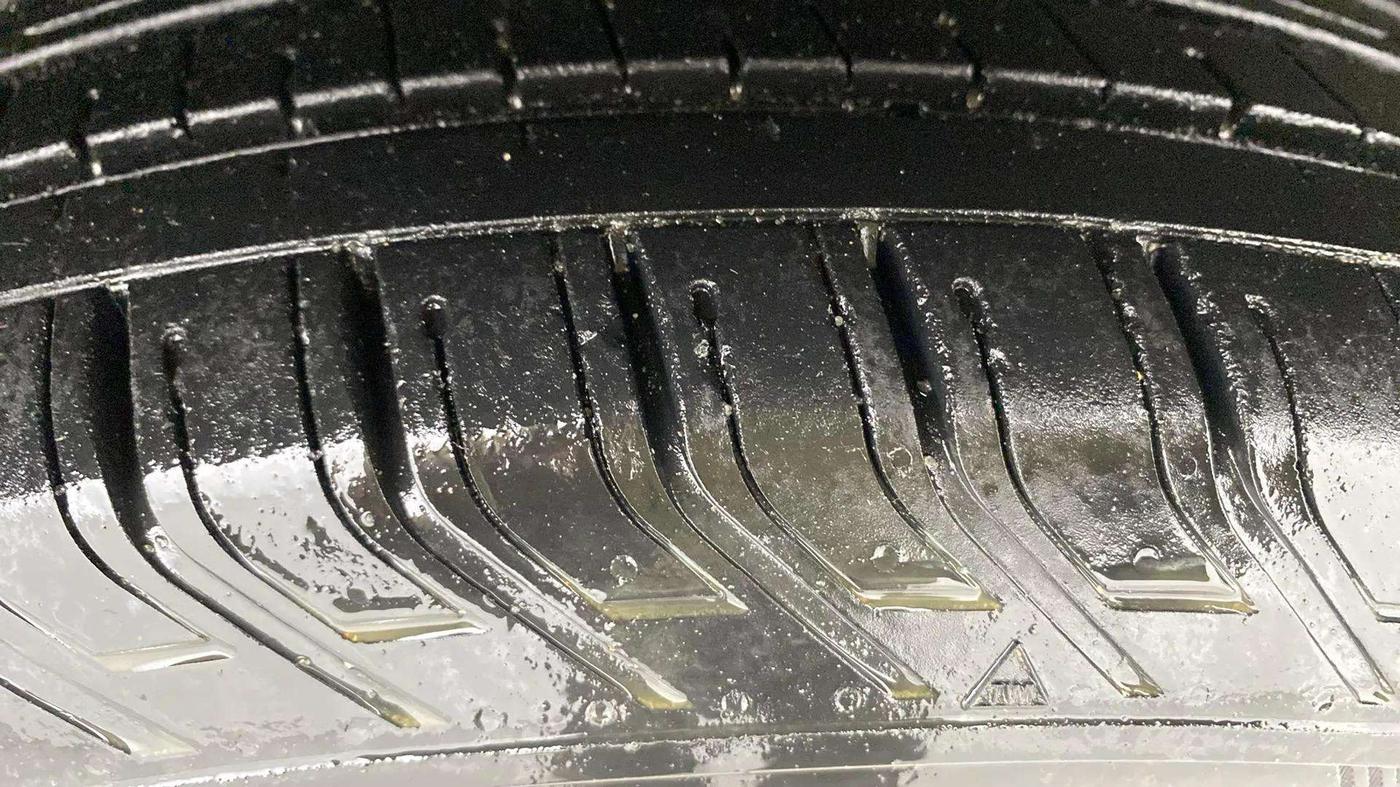 2021 Mahindra XUV300 W8 (O) 1.2 PETROL AMT, Petrol, Automatic, 65,691 km, Right Front Tyre Tread