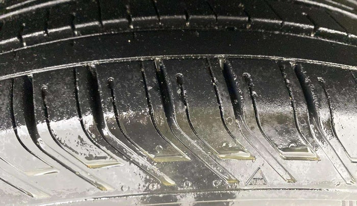 2021 Mahindra XUV300 W8 (O) 1.2 PETROL AMT, Petrol, Automatic, 65,595 km, Right Front Tyre Tread