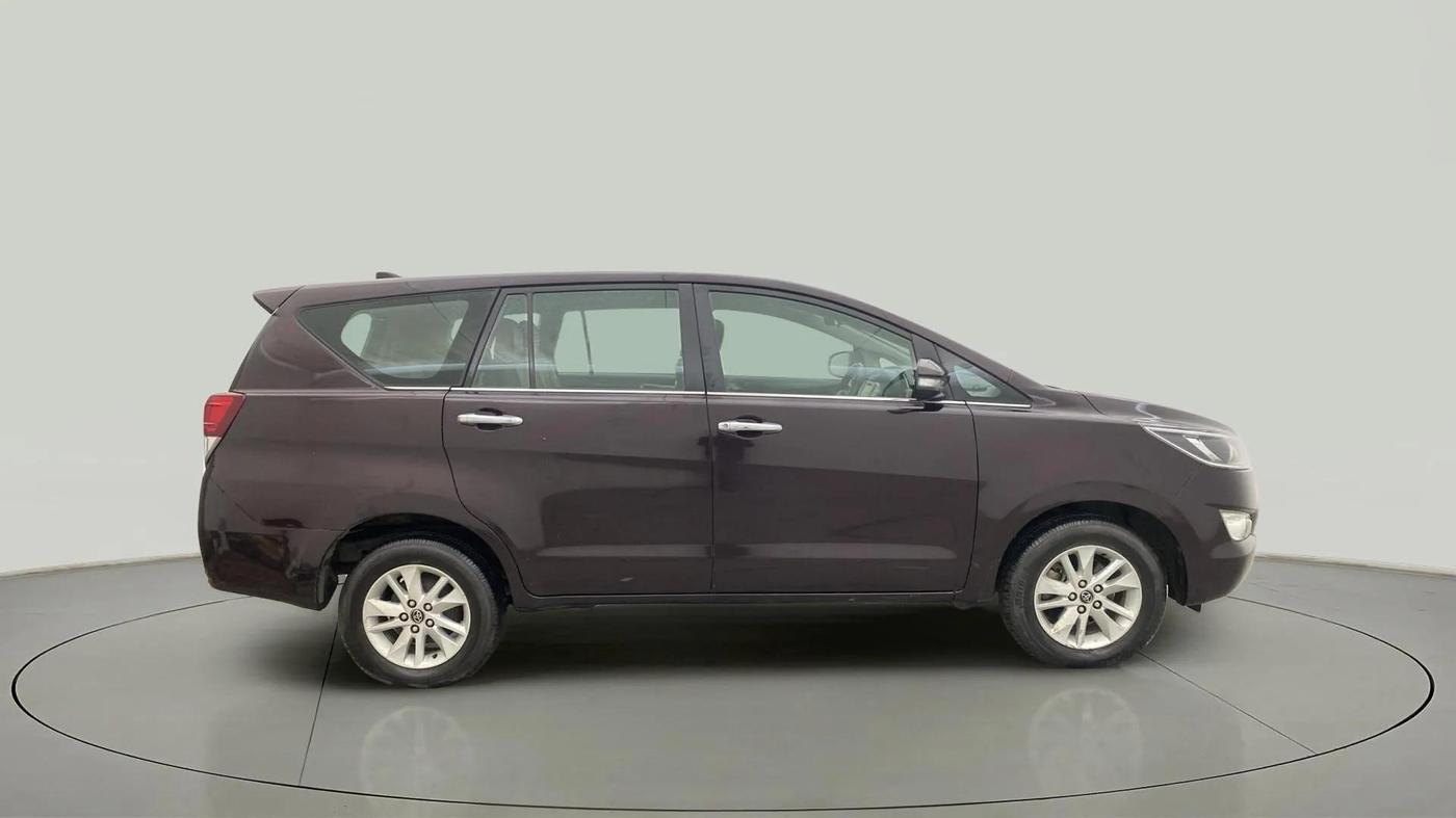 2017 Toyota Innova Crysta 2.4 VX 7 STR, Diesel, Manual, 1,25,031 km, Right Side View
