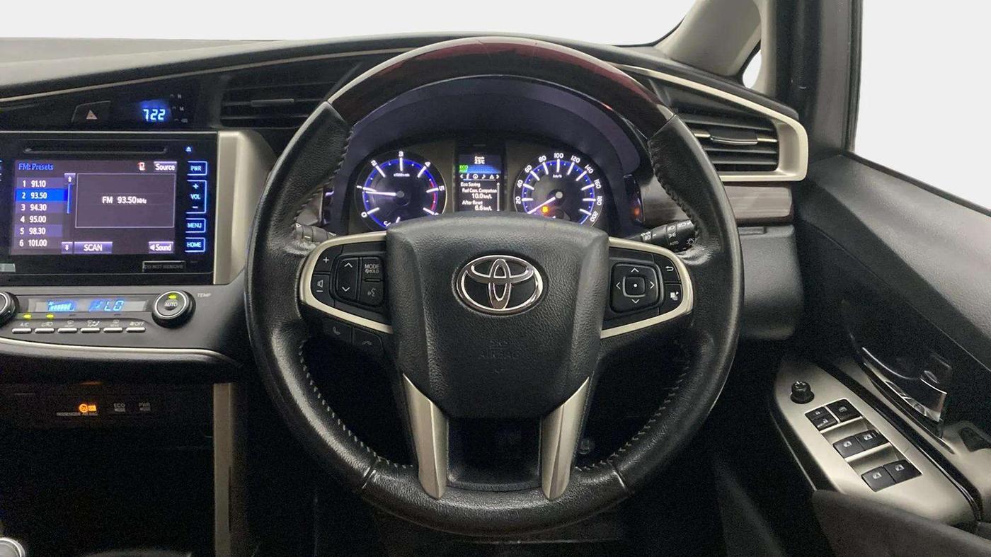 2017 Toyota Innova Crysta 2.4 VX 7 STR, Diesel, Manual, 1,25,031 km, Steering Wheel Close Up