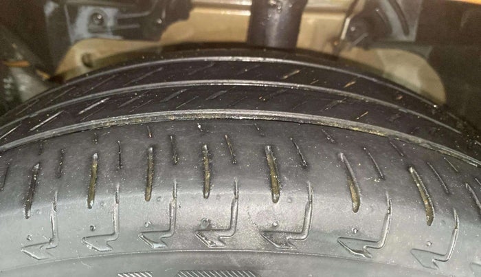 2015 Ford New Figo TITANIUM 1.2 PETROL MT, Petrol, Manual, 49,829 km, Left Front Tyre Tread