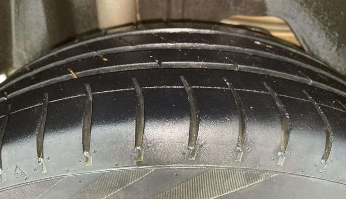 2015 Ford New Figo TITANIUM 1.2 PETROL MT, Petrol, Manual, 49,829 km, Right Rear Tyre Tread