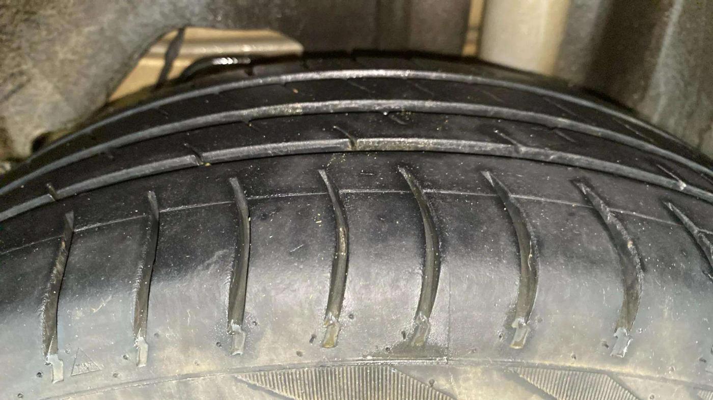 2015 Ford New Figo TITANIUM 1.2 PETROL MT, Petrol, Manual, 49,829 km, Left Rear Tyre Tread