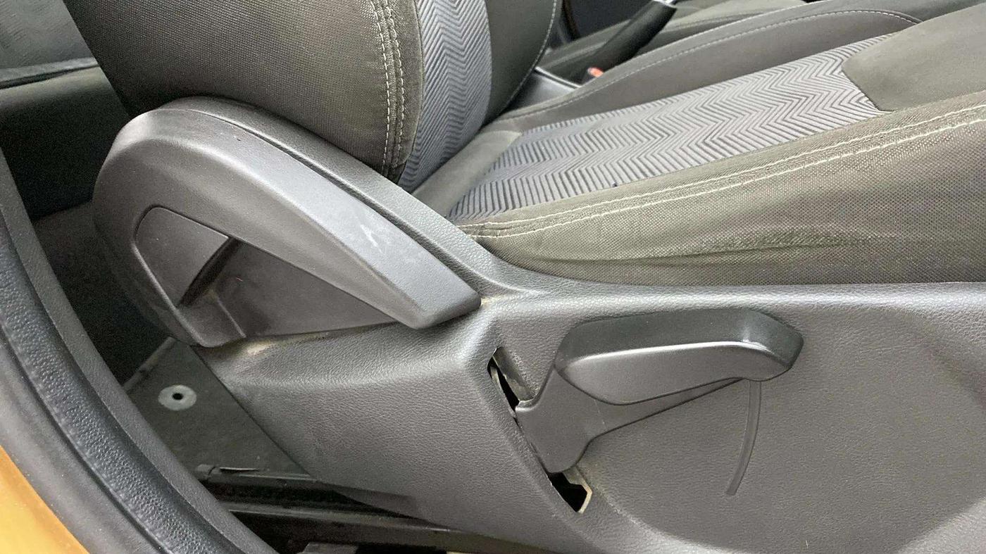 2015 Ford New Figo TITANIUM 1.2 PETROL MT, Petrol, Manual, 49,829 km, Driver Side Adjustment Panel