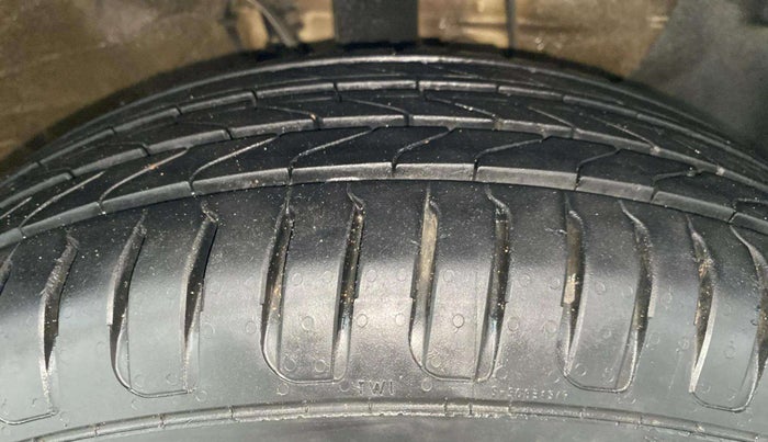 2017 Hyundai Elite i20 MAGNA 1.2, Petrol, Manual, 74,403 km, Right Front Tyre Tread
