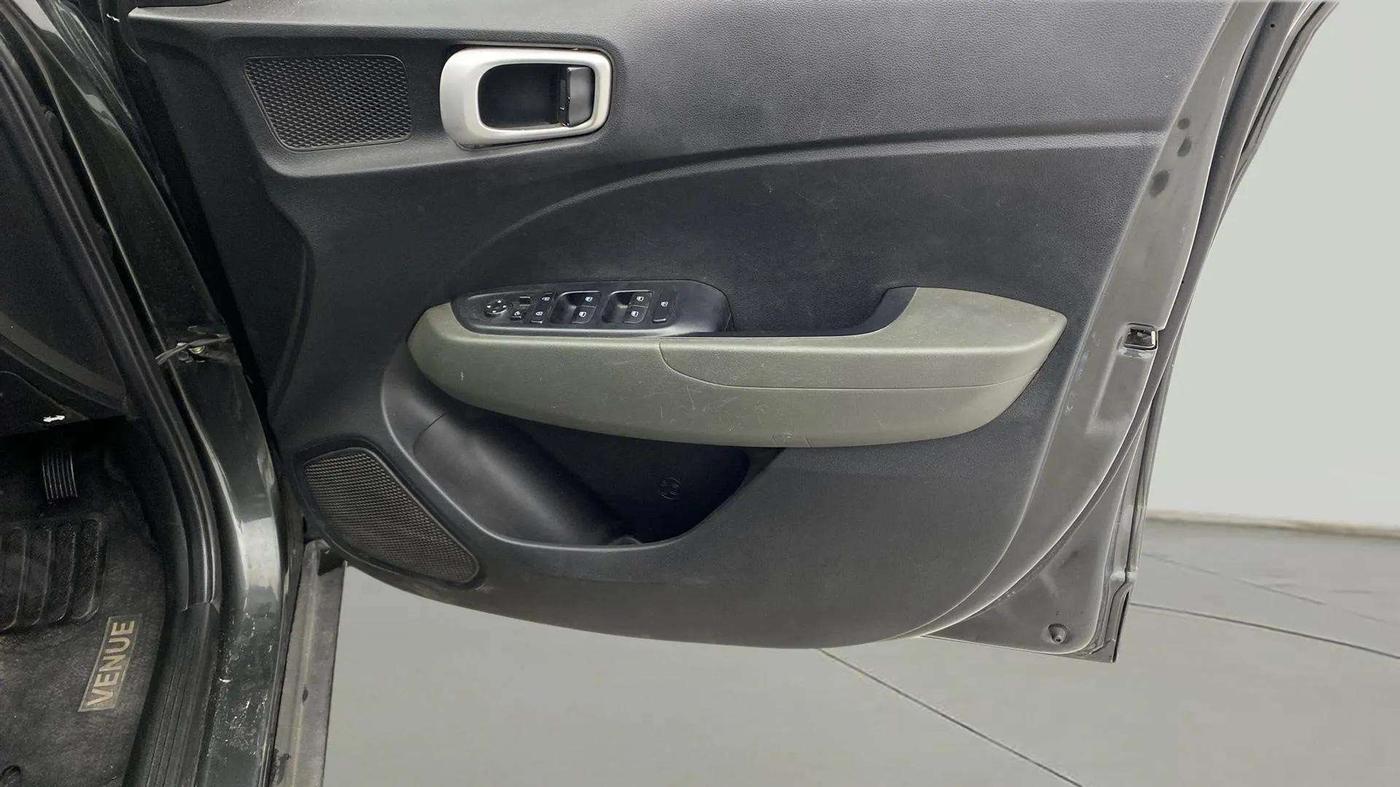 2021 Hyundai VENUE S+ 1.2, Petrol, Manual, 39,964 km, Driver Side Door Panels Control