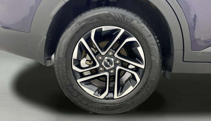 2023 KIA CARENS PRESTIGE PLUS 1.4 PETROL DCT 7 STR, Petrol, Automatic, 26,127 km, Right Rear Wheel