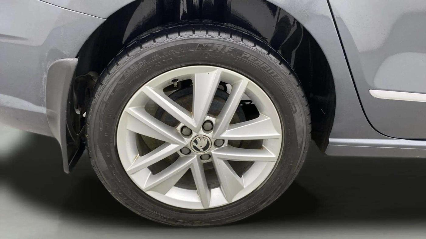 2019 Skoda Rapid STYLE 1.6 MPI AT, Petrol, Automatic, 69,671 km, Right Rear Wheel