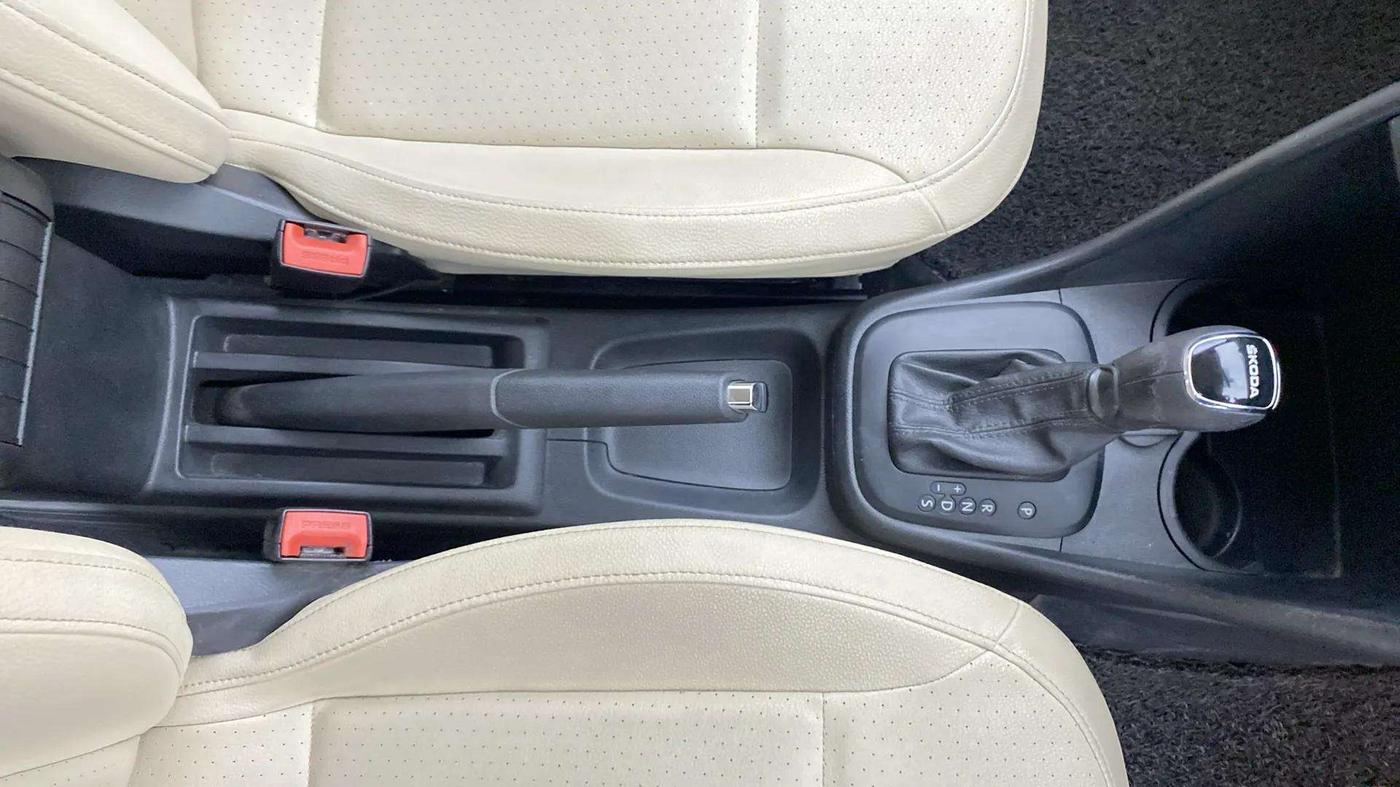 2019 Skoda Rapid STYLE 1.6 MPI AT, Petrol, Automatic, 69,671 km, Gear Lever