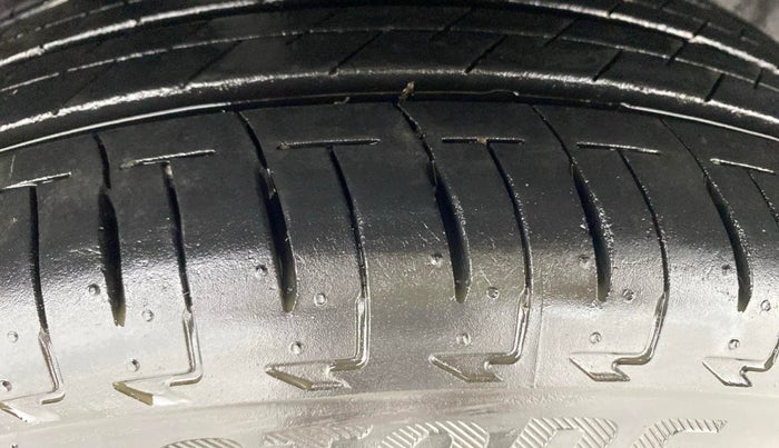 2015 Ford Figo Aspire TITANIUM 1.5 PETROL AT, Petrol, Automatic, 25,361 km, Left Front Tyre Tread
