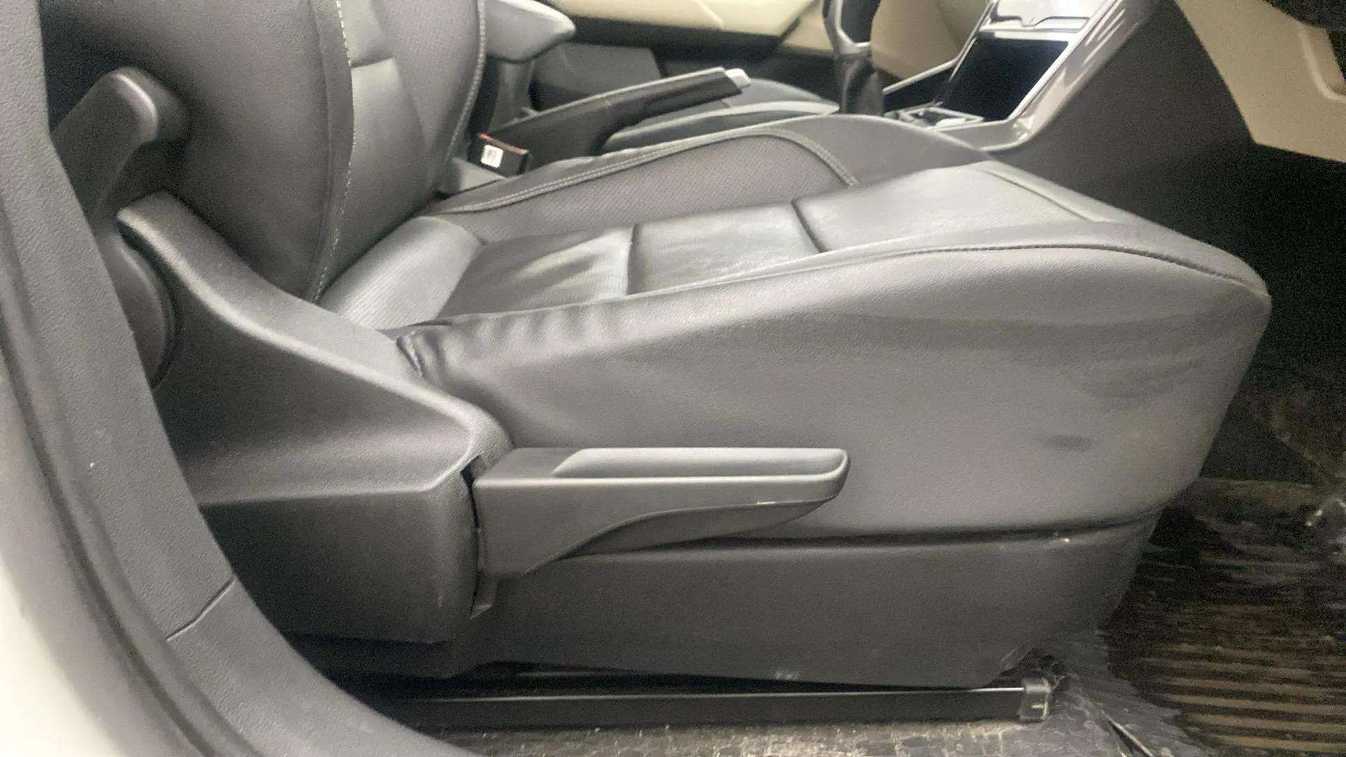 Driver-side-adjustment-panel-40