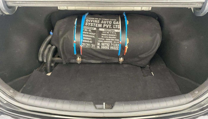 2019 Hyundai Verna 1.4 EX PETROL, CNG, Manual, 1,17,857 km, Boot Inside