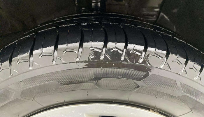 2019 Hyundai Verna 1.4 EX PETROL, CNG, Manual, 1,17,857 km, Right Front Tyre Tread