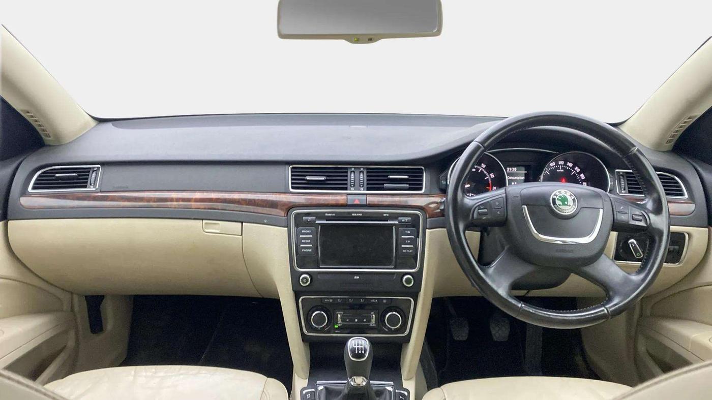2013 Skoda Superb ELEGANCE 1.8 TSI MT, Petrol, Manual, 1,05,398 km, Dashboard