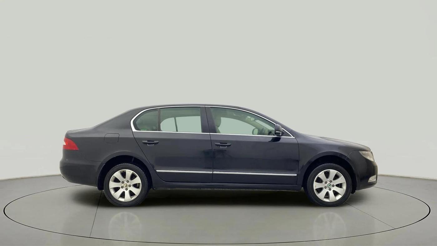 2013 Skoda Superb ELEGANCE 1.8 TSI MT, Petrol, Manual, 1,05,398 km, Right Side View