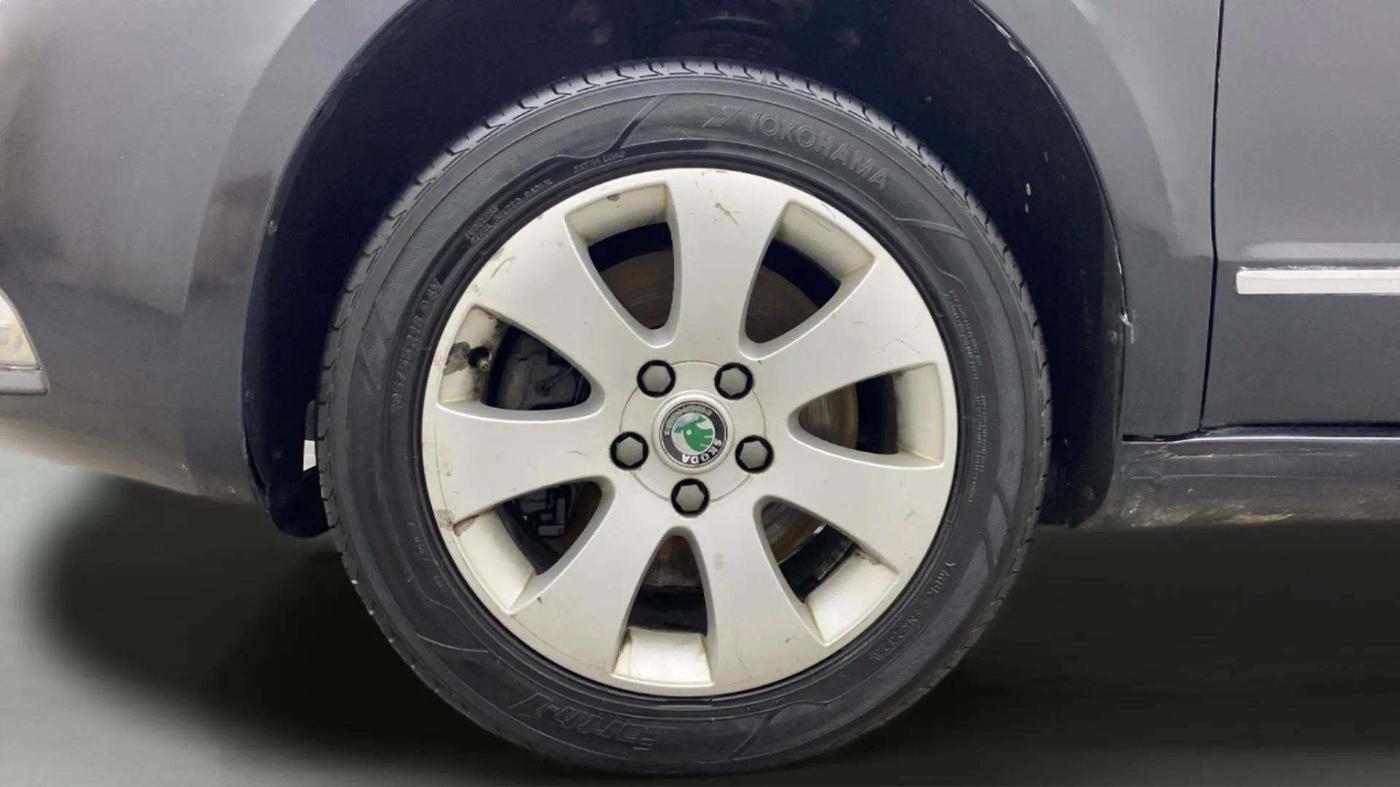 2013 Skoda Superb ELEGANCE 1.8 TSI MT, Petrol, Manual, 1,05,398 km, Left Front Wheel