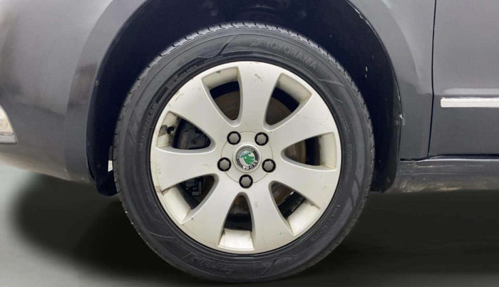 2013 Skoda Superb ELEGANCE 1.8 TSI MT, Petrol, Manual, 1,05,090 km, Left Front Wheel