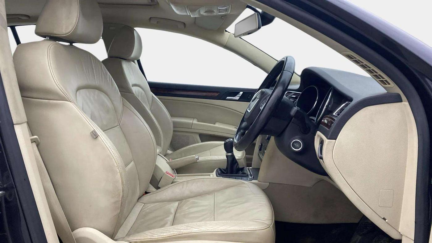 2013 Skoda Superb ELEGANCE 1.8 TSI MT, Petrol, Manual, 1,05,398 km, Right Side Front Door Cabin
