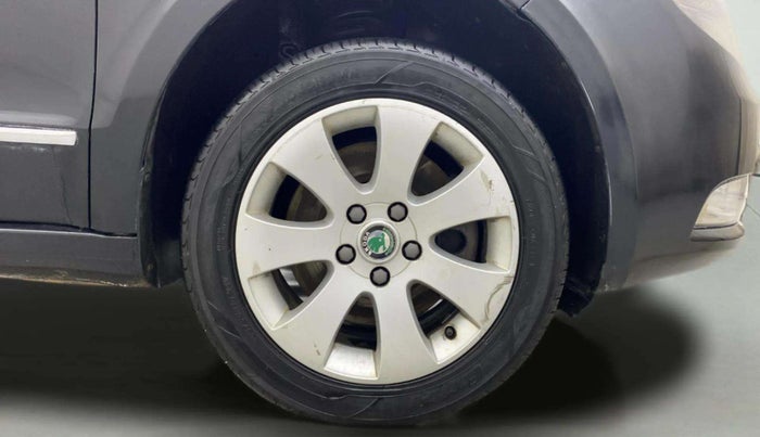 2013 Skoda Superb ELEGANCE 1.8 TSI MT, Petrol, Manual, 1,05,090 km, Right Front Wheel