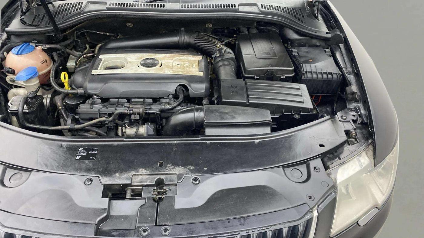 2013 Skoda Superb ELEGANCE 1.8 TSI MT, Petrol, Manual, 1,05,398 km, Engine View - Left