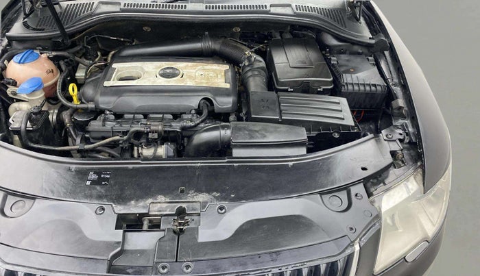 2013 Skoda Superb ELEGANCE 1.8 TSI MT, Petrol, Manual, 1,05,090 km, Engine View - Left